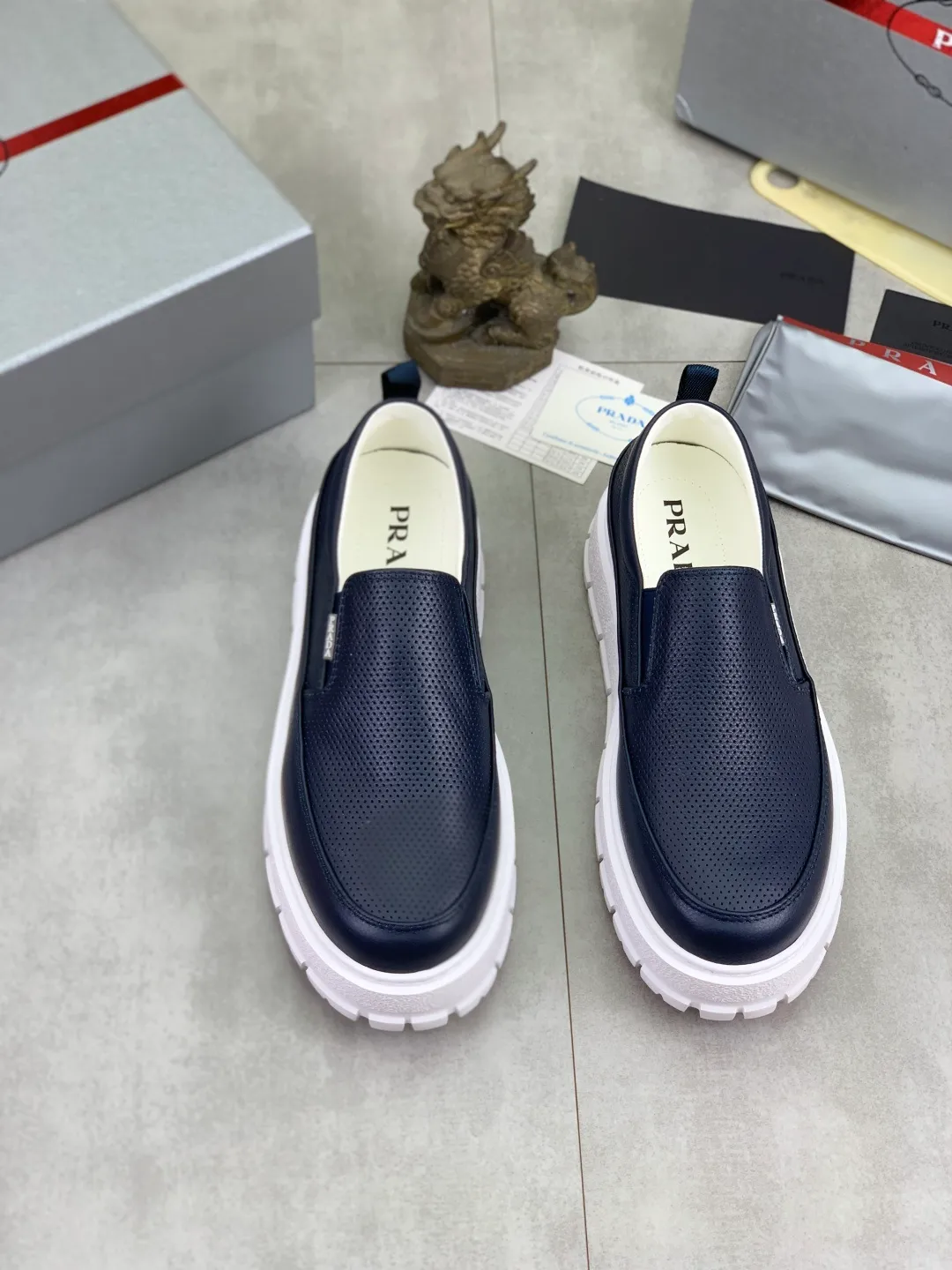Men's shoes 💰P560💰[New model] The top version is available on the official website, 🆘 The trendy brand (Prada) mainly promotes the popular model, avant-garde and versatile fashionable men's shoes, private version mold opening, cowhide surface splicing 1:1.. Stylish and simple, original imported cowhide lining cowhide feet; the atmosphere and personality are more fashionable, eye-catching and pursuing class. It will subvert the old idea and be a must-have for fashionistas with you! Must keep it for yourself! Tall and comfortable, large and low, high-end quality workmanship. The new high-end outsole on the official website. Size: 38-45. 4️⃣colors available.